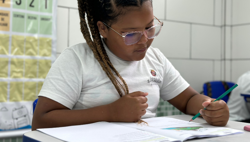 Fotografia de estudante do ciclo de Alfabetização