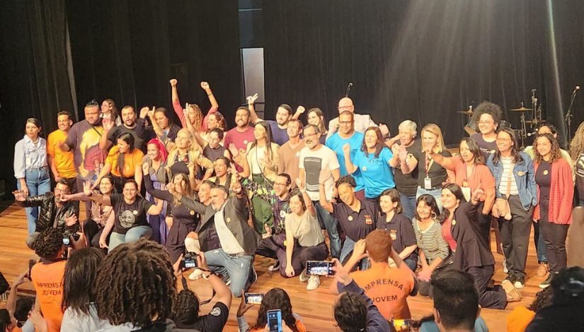 Fotografia de várias pessoas em palco no evento 