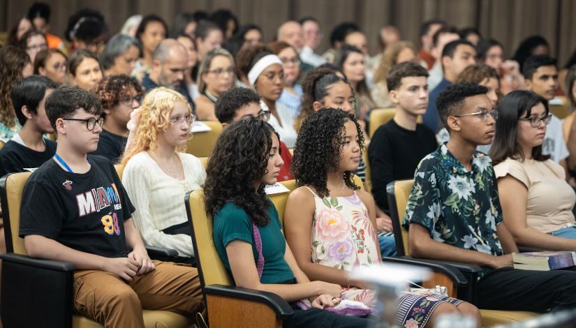 Fotografia de estudantes em cerimonia Educavest Estudantes