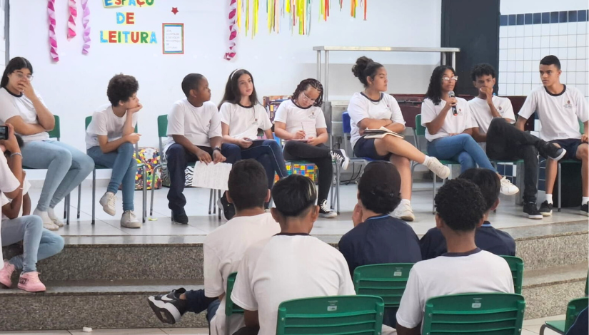 fotografia de um grupo de estudantes em reunião de Grêmios Estudantis