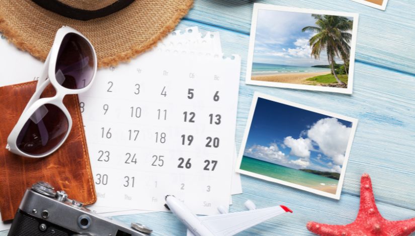 foto genérica de um calendário, chapéu, imagens de praia e óculos de sol