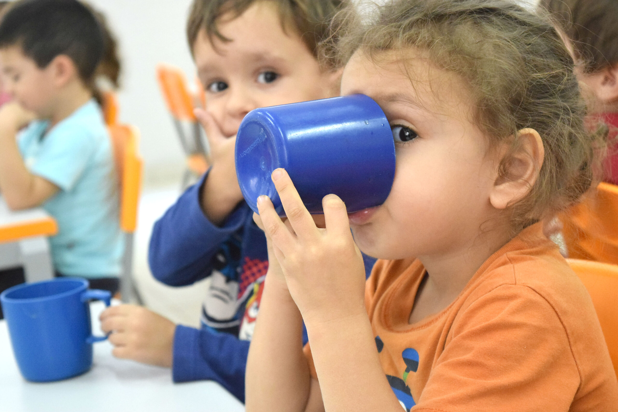 criança com caneca