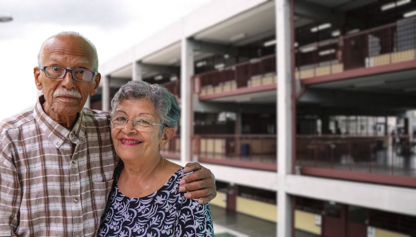 Fotografia de idosos na frente de uma unidade do CEU