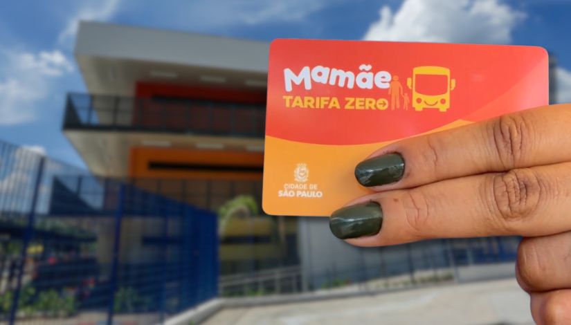 Fotografia mostra uma mão segurando um cartão laranja que está escrito