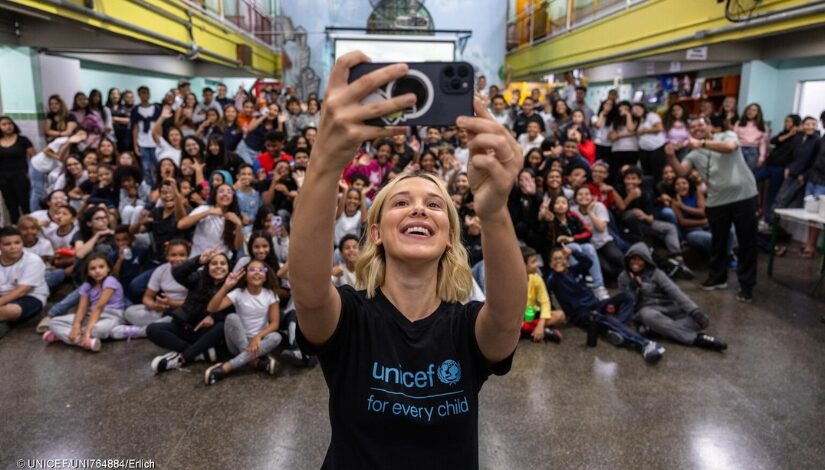 Atriz Millie Bobby Brown tira foto selfie com estudantes da rede municipal