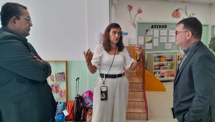 Fotografia mostra a visita dos representantes da prefeitura de Rio Branco ao CEI Ibirapuera