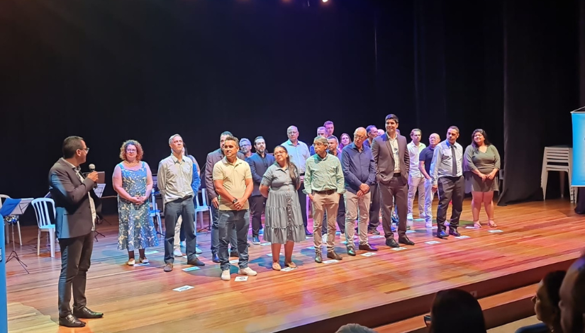 Fotografia de varias pessoa no palco