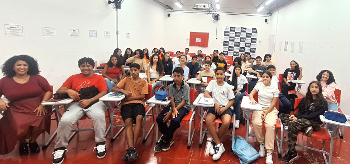 professores e alunos tiram fotos com a cônsul-geral Valentine Mangez