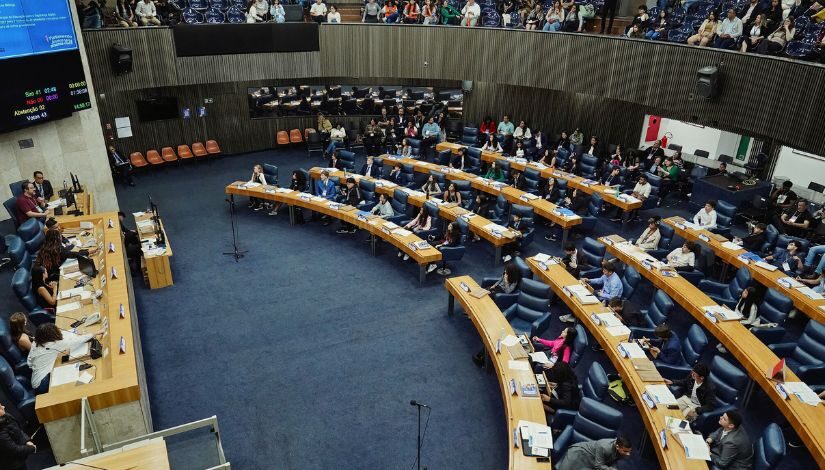 Fotografia panorâmica da plenária da Câmara Municipal de São Paulo com os jovens vereadores ocupando suas cadeiras.