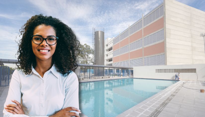 Foto de uma mulher negra, coma imagem de u um CEU de fundo.