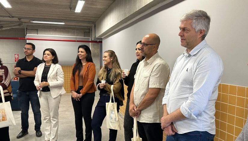 Grupo de pessoas com roupas socias