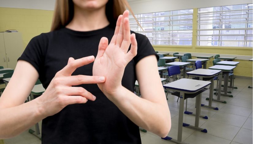 fotografia de professor fazendo libras em uma sala de aula