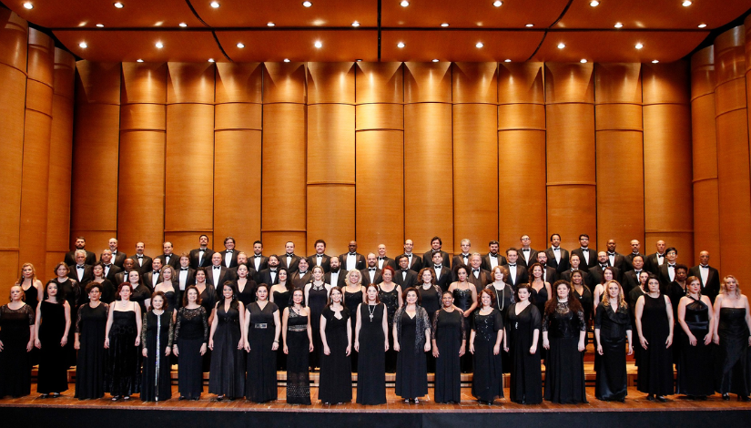 fotografia de grupo em um palco do Coro Lírico do teatro municipal