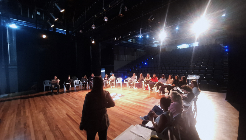Formadora Vanessa apresentando informações sobre SLAM