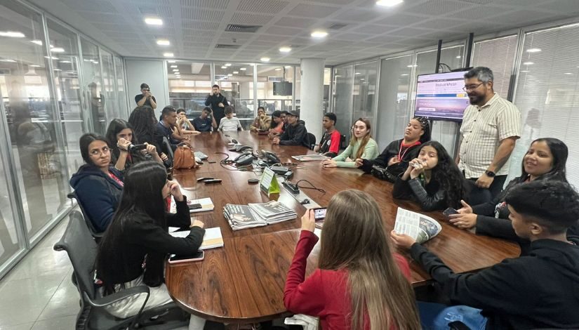 Estudantes Em Uma Sala De Reunião Na Folha De S. Paulo