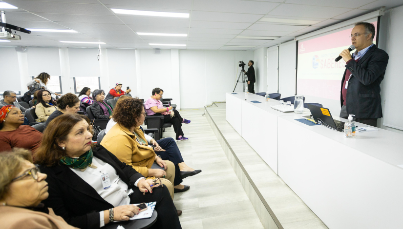 Fotografia de Secretário de Educação em encontro com Diretores E Sindicalistas