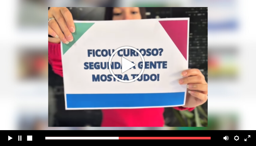fotografia de uma pessoa segurando um cartaz escrito