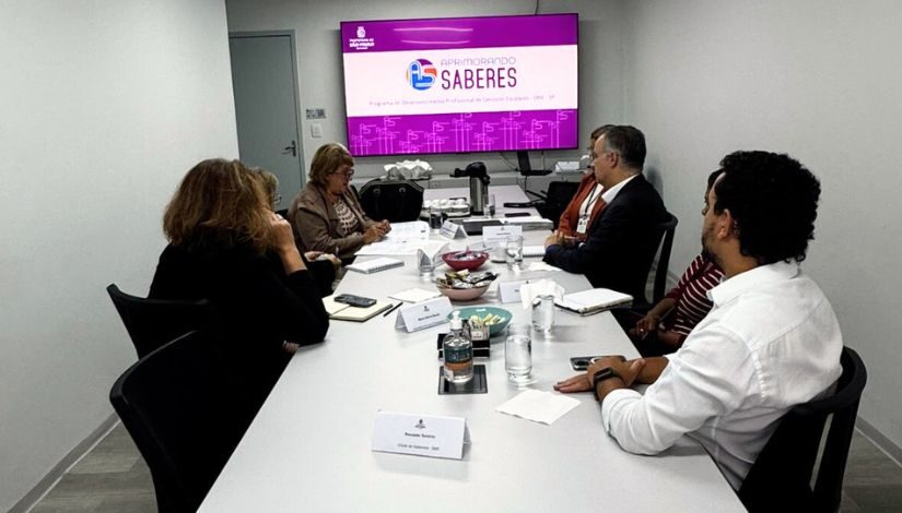 Fotografia mostra diálogo com diretores convocados para formação.
