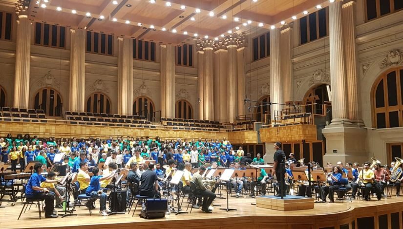 Estudantes no palco durante concerto com Orquestra Sinfônica Brasileira na Sala São Paulo.