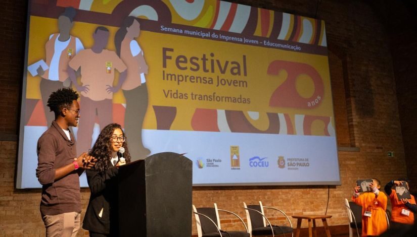 Fotografia de dois jovens apresentando o Festival Imprensa Jovem 20 Anos