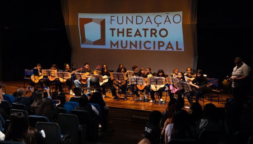 Estudantes participam de aulas de música no CEU Três Pontes