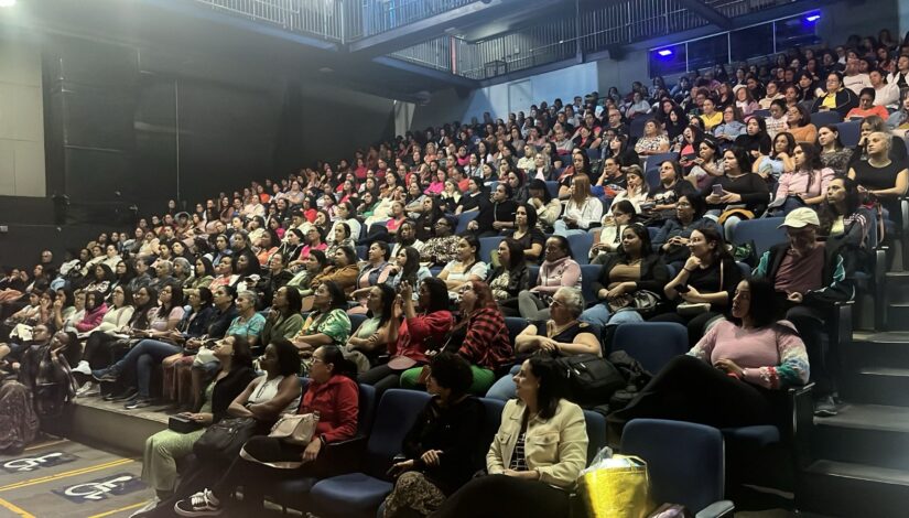 pessoas assistindo palestras