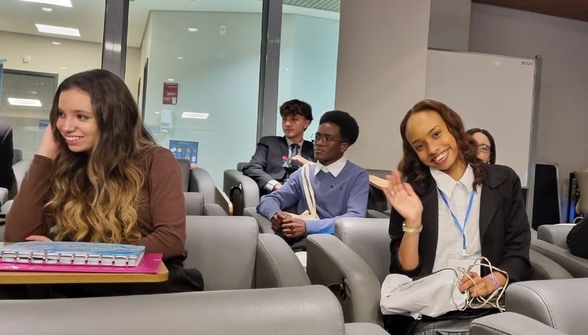 Fotografia de estudantes do ensino médio em evento da Onu.