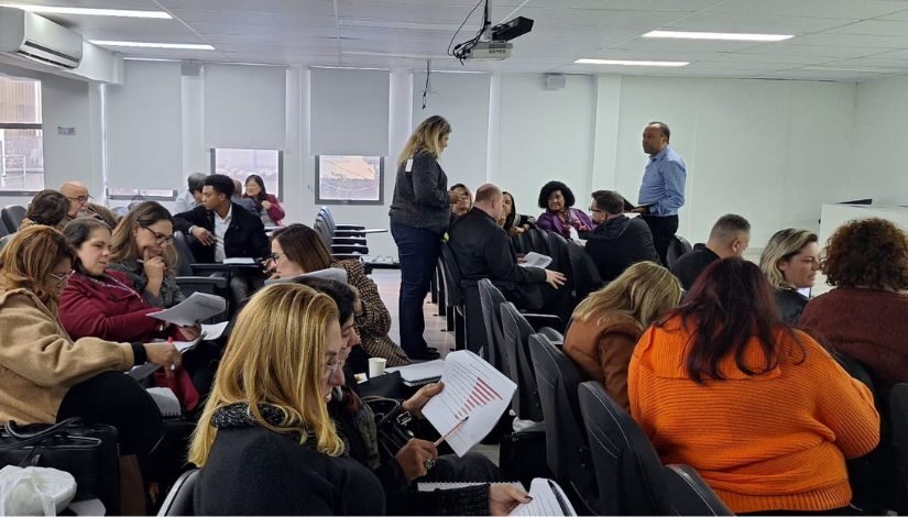 Fotografia de pessoas sentadas em um auditório para reunião de Planejamento Estratégico.