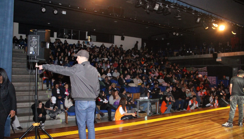 DRE Guaianases promove 9º VEM – Vozes Estudantis em Movimento 1 pessoas assistindo as apresentações