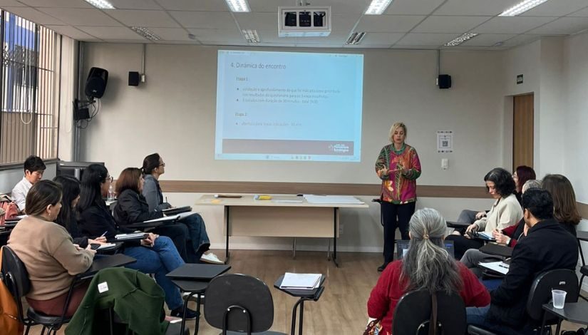 Fotografia mostra grupo de profissionais em reunião sobre Planejamento Estratégico..