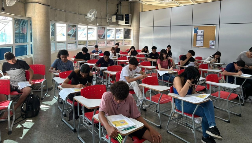 Estudantes sentados em carteiras para fazer uma prova