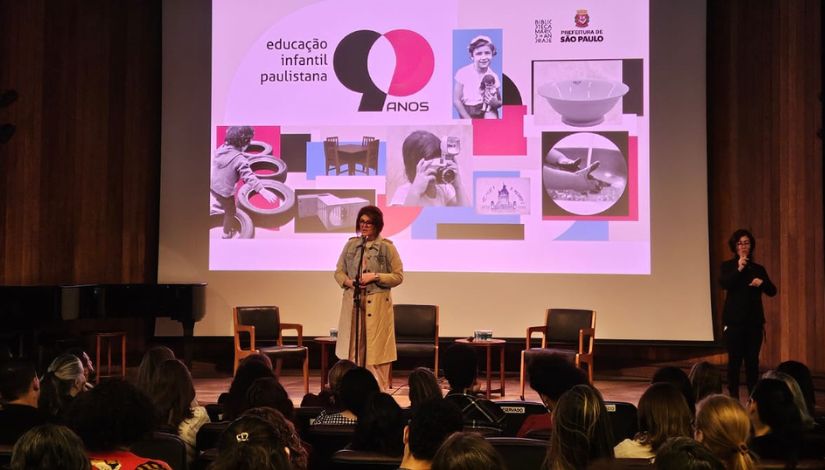 Fotografia com Maria Silvia Bacila, secretária executiva pedagógica, na comemoração dos 90 Anos Educação Infantil na Biblioteca Mário de Andrade.