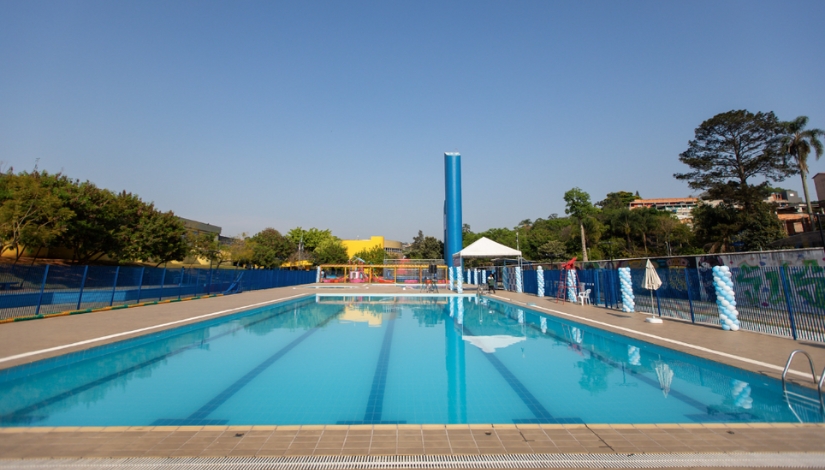 Piscina grande é exibida com um fundo de um céu azul