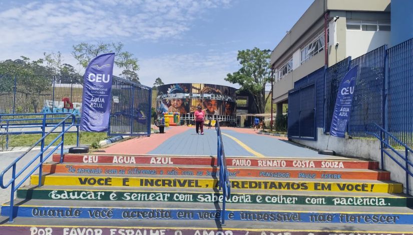 Fachada do CEU Água Azul com uma escadaria