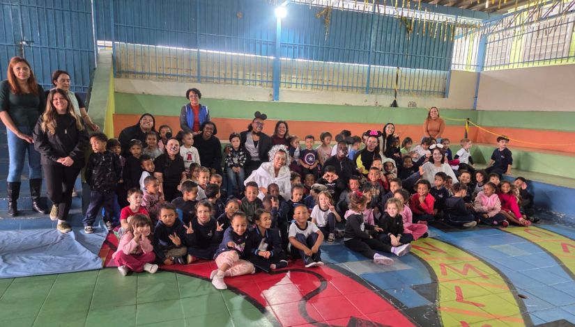 Professoras realizam peça de teatro e encantam crianças na EMEI Machado de Assis