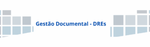 Imagem com fundo branco e elementos gráficos geométricos em tons de azul claro e cinza distribuídos nas laterais esquerda e direita. Ao centro, em destaque, está o texto “Gestão Documental – DREs” em letras grandes e na cor azul escuro. A composição é institucional e limpa, sem presença de pessoas.