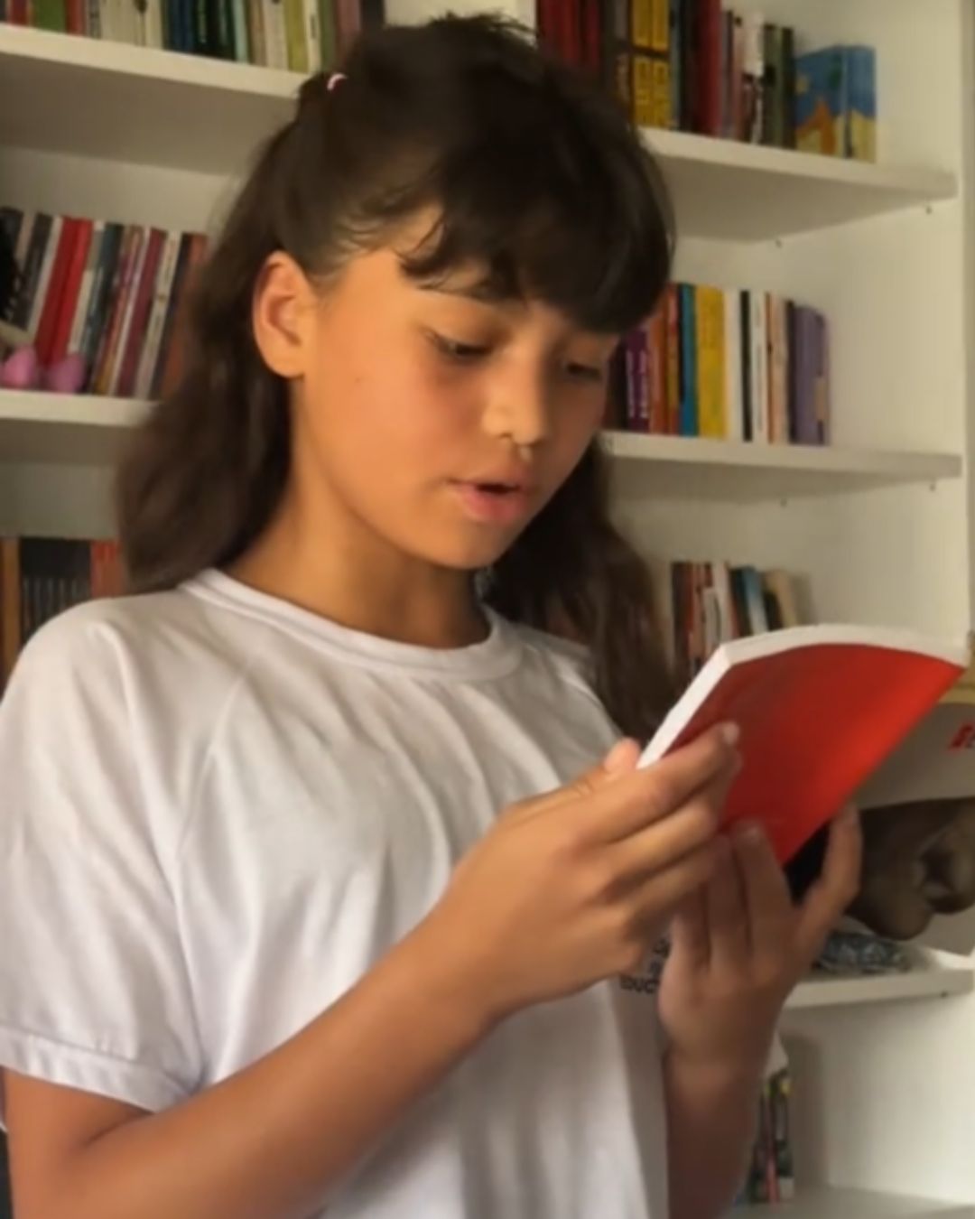 Fotografia de uma menina lendo.