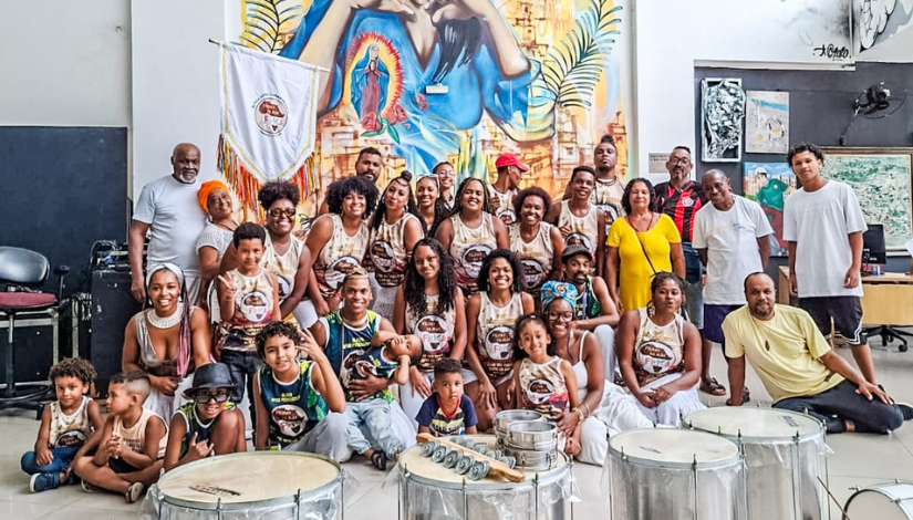 Imagem com várias pessoas negras com intrumentos ao redor