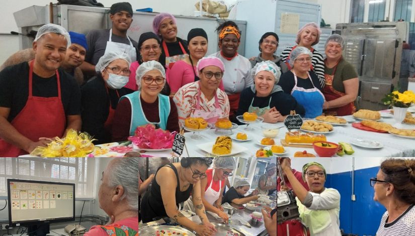 Montagem de imagens em ambiente de cozinha profissional. Na parte superior, um grupo de aproximadamente quinze pessoas posa sorrindo para a câmera, vestindo aventais e toucas, ao redor de uma mesa com diversos alimentos preparados, como pães, bolos, frutas e pratos decorados. O grupo é diverso em idade, gênero e aparência, transmitindo um clima de colaboração e acolhimento. Na parte inferior, há três imagens menores: à esquerda, uma pessoa observa a tela de um computador com conteúdo organizado em quadros; ao centro, participantes trabalham na preparação de alimentos em uma bancada, manipulando ingredientes; à direita, duas pessoas conversam enquanto uma delas gesticula, possivelmente explicando uma atividade. O conjunto das imagens sugere um contexto de formação, trabalho coletivo e aprendizado na área de alimentação.