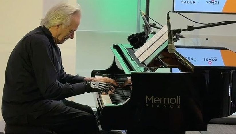 Maestro João Carlos Martins tocando piano