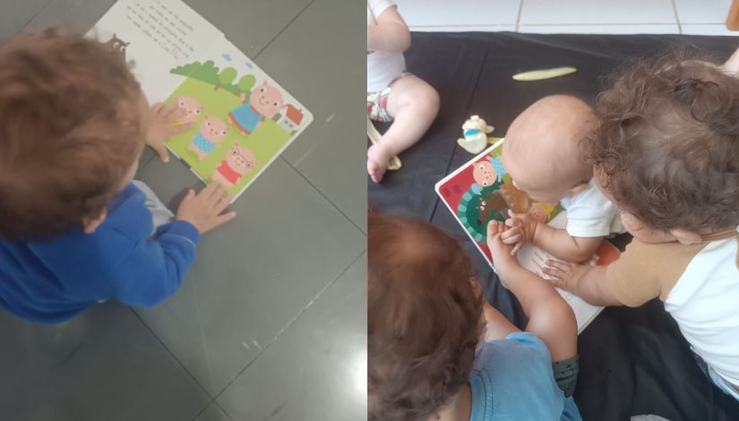 Montagem com duas imagens de bebês em atividade com livros infantis. À esquerda, uma criança pequena, vista de cima, segura um livro ilustrado aberto no chão, com desenhos coloridos dos Três Porquinhos. À direita, um grupo de bebês está reunido sobre um tapete, interagindo com outro livro ilustrado da mesma história, tocando as imagens com as mãos. As crianças aparecem em diferentes posições, explorando o material de forma coletiva. O ambiente sugere um espaço de educação infantil, com foco em atividades sensoriais e de leitura.