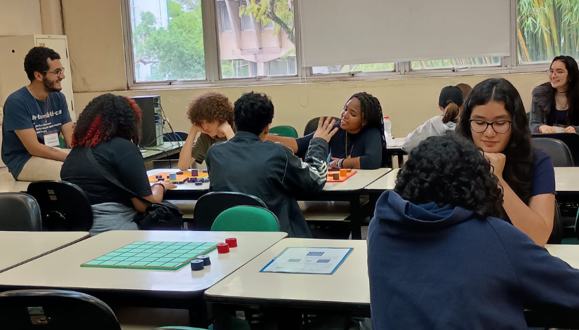 Grupo de estudantes em uma sala de aula