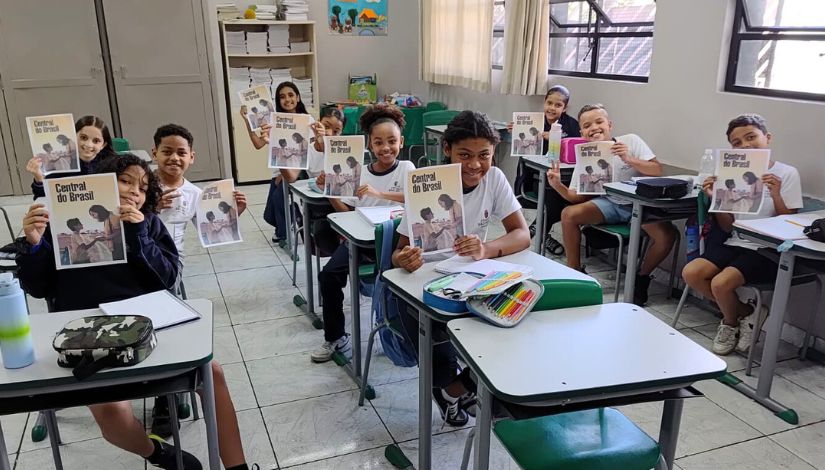 Fotografia de estudantes em uma sala de aula com cartas.