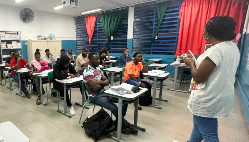 Fotografias de estudantes em sala de aula durante aulo do Programa Portas Abertas.