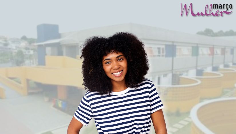 Fotografia com uma mulher negra em destaque centralizado e o fundo com a fachada de um CEU.