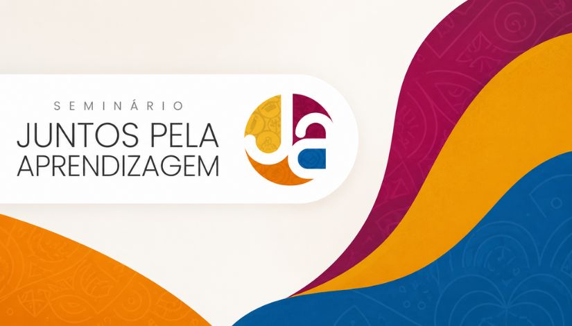 Imagem do Seminário Juntos pela Aprendizagem (JA). À esquerda, sobre uma faixa branca com cantos arredondados, está o texto “SEMINÁRIO” em letras cinzas e, abaixo, o título “JUNTOS PELA APRENDIZAGEM” em destaque, com letras pretas. Ao lado do título, aparece o logotipo estilizado “JA”, composto por formas curvas nas cores amarelo, laranja, magenta e azul, com elementos gráficos sutis em seu interior. O fundo apresenta formas orgânicas e onduladas nas mesmas cores do logotipo, criando um efeito de movimento e integração visual. O design é moderno, colorido e remete à educação, aprendizagem e colaboração.