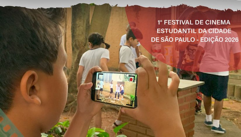 Fotografia de um menino com um celular gravando os colegas na escola e o texto 