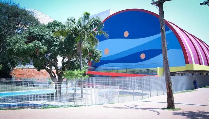 Fotografia do ginásio coberto e da piscina de um Centro Educacional Unificado (CEU).