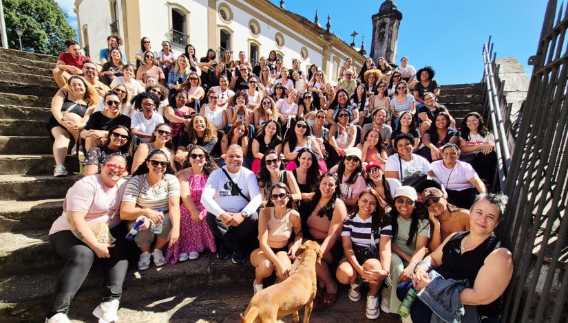 Fotografia de várias pessoas em um escadaria em Ouro Preto.