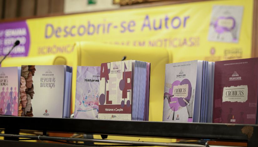 Fotografia com capas de livros.